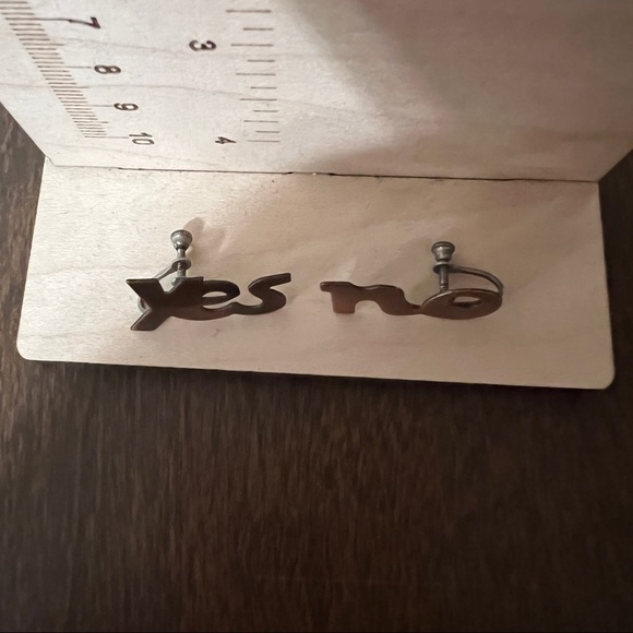 Vintage copper tone screw back earrings yes no - Picture 2 of 6